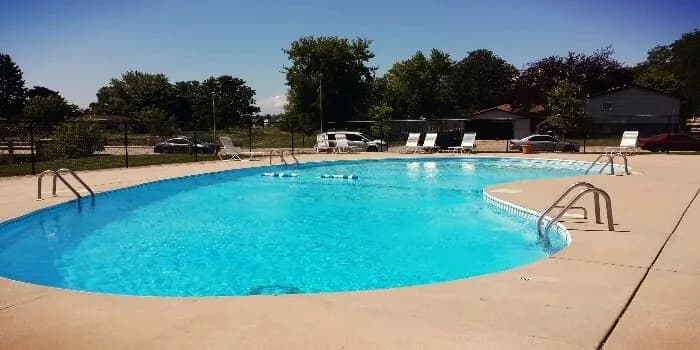 Milwaukee County apartments for rent - image - wildwood-preserve-pool90311-1920w.webp
