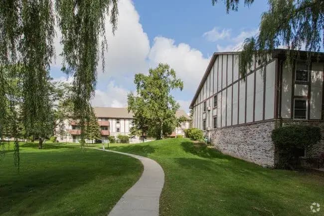 Milwaukee County apartments for rent - image - english-meadows-exterior474165-1920w.webp