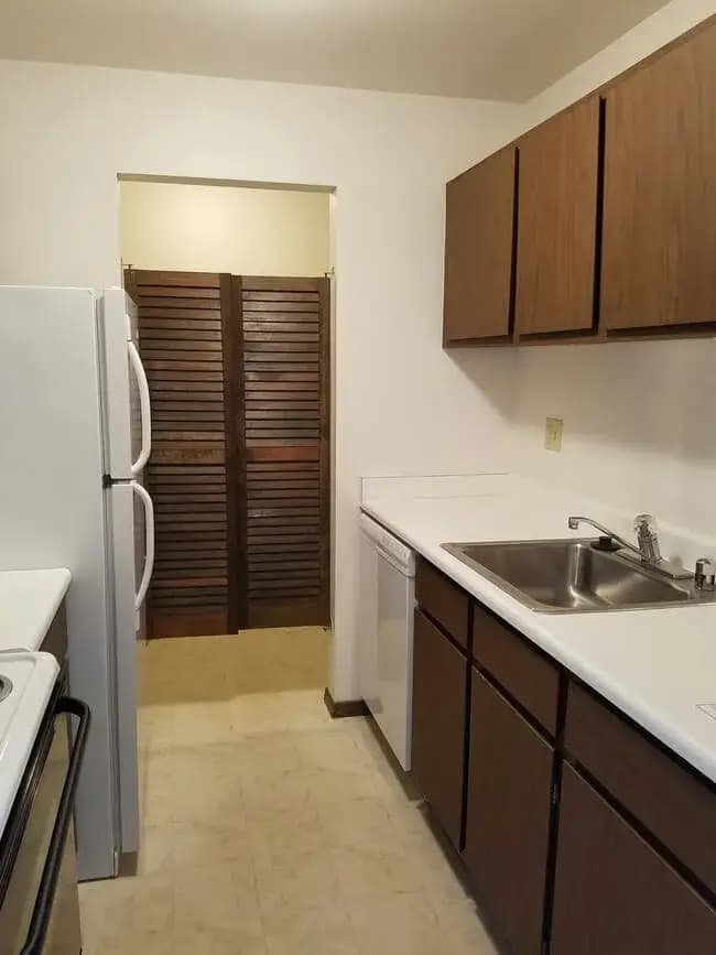 Milwaukee County apartments for rent - image - english-meadows-kitchen278201-1920w.webp