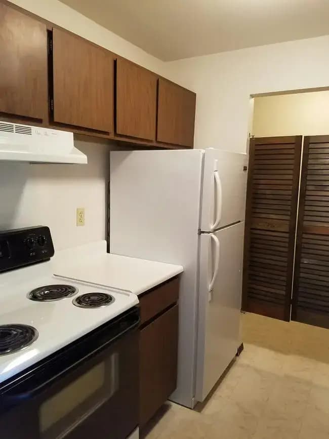 Milwaukee County apartments for rent - image - english-meadows-kitchen78201-1920w.webp