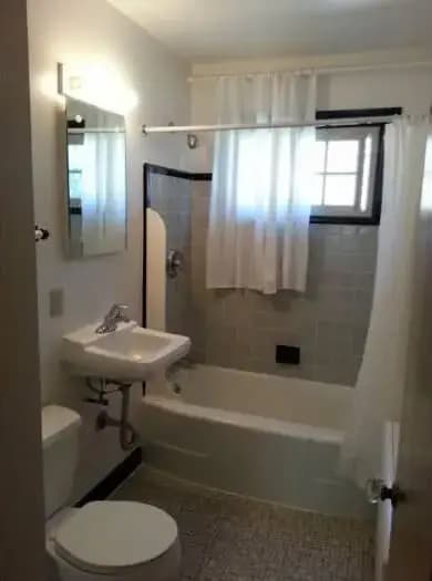 Milwaukee County apartments for rent - image - longfellow-bathroom82238-1920w.webp