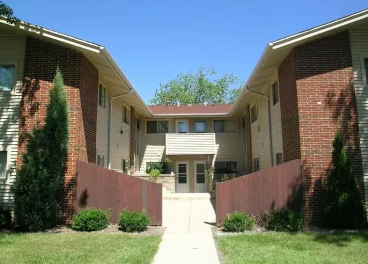 Milwaukee County apartments for rent - image - oak-park-exterior279397-1920w.webp
