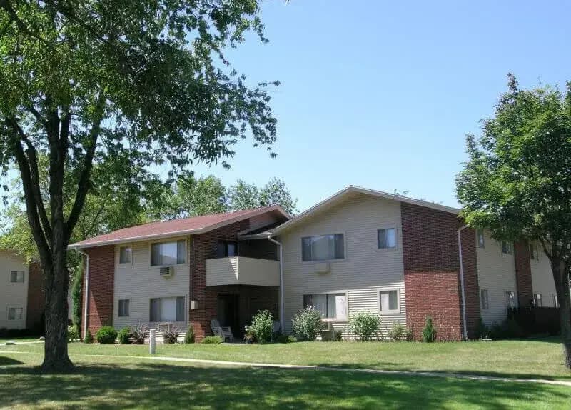 Milwaukee County apartments for rent - image - oak-park-exterior436416-1920w.webp