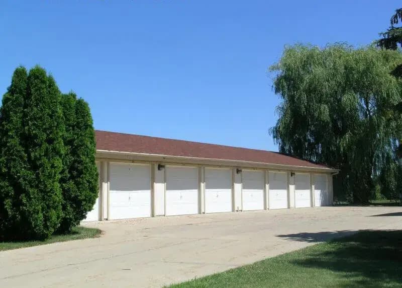 Milwaukee County apartments for rent - image - oak-park-garages36416-1920w.webp