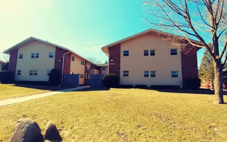 Milwaukee County apartments for rent - image - oakparkexterior8-1920w.webp