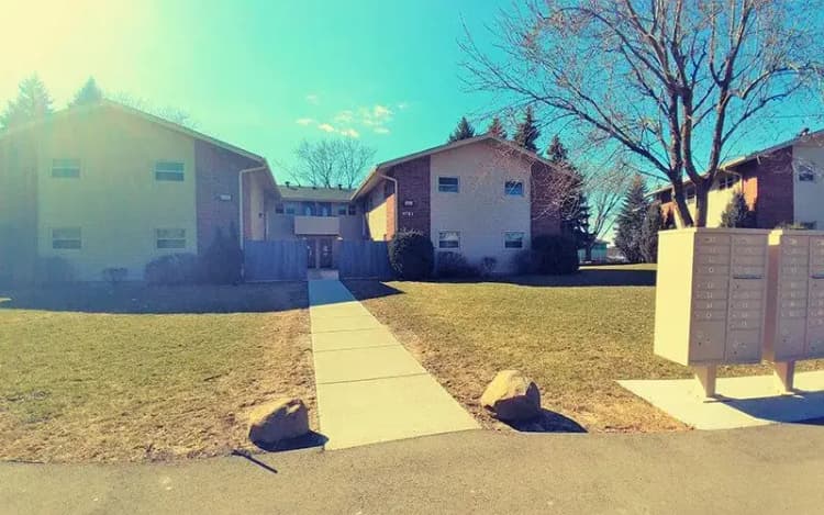 Milwaukee County apartments for rent - image - oakparkexterior9-1920w.webp