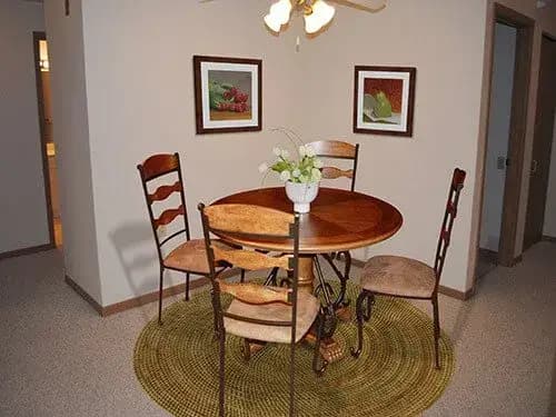 Milwaukee County apartments for rent - image - white-oaks-dining72745-1920w.webp