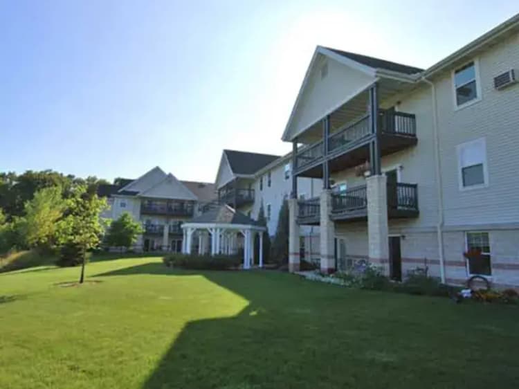 Milwaukee County apartments for rent - image - white-oaks-exterior472745-1920w.webp