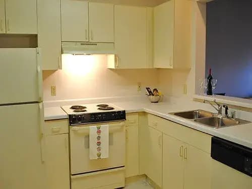 Milwaukee County apartments for rent - image - white-oaks-kitchen72745-1920w.webp