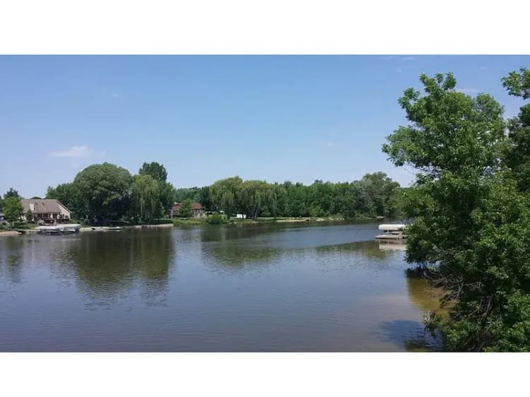 Milwaukee County apartments for rent - image - white-oaks-view29763-1920w.webp