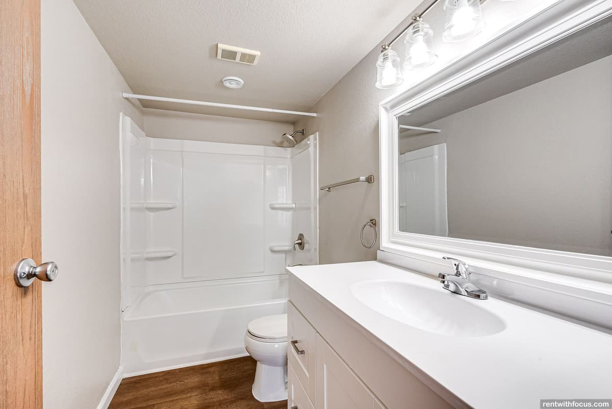 Milwaukee County apartments for rent - image - large (42).jpg