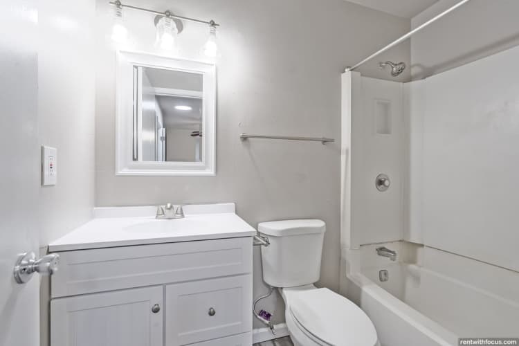 Milwaukee County apartments for rent - image - large (24).jpg