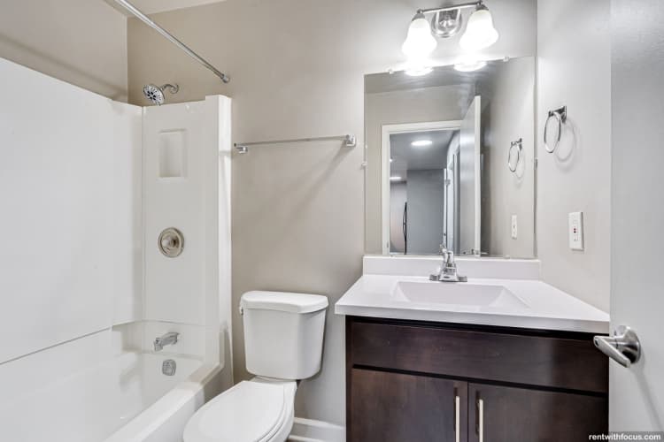 Milwaukee County apartments for rent - image - large (32).jpg