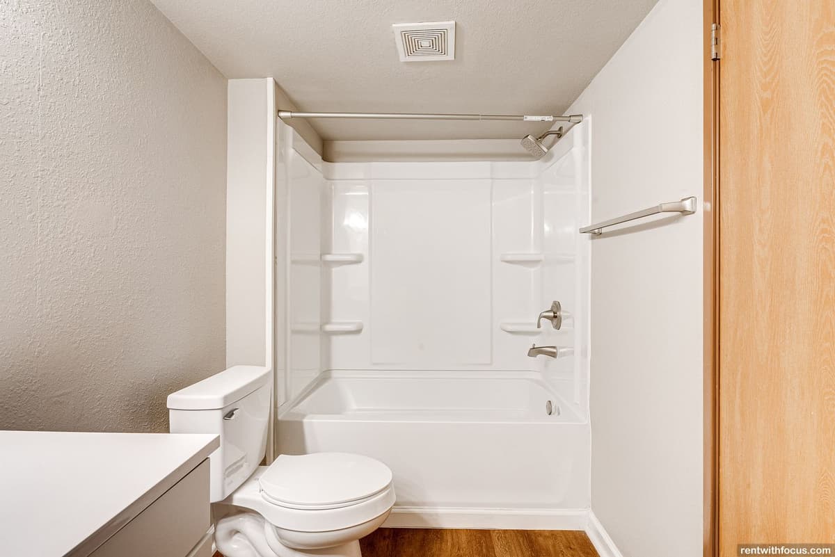 Milwaukee County apartments for rent - image - large (27).jpg