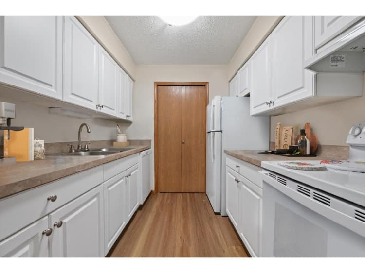Milwaukee County apartments for rent - image - grove215-03-10-DSC2943_Final.jpg