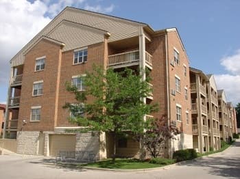 Milwaukee County apartments for rent - image - WilshireManorOutside2-2.jpg
