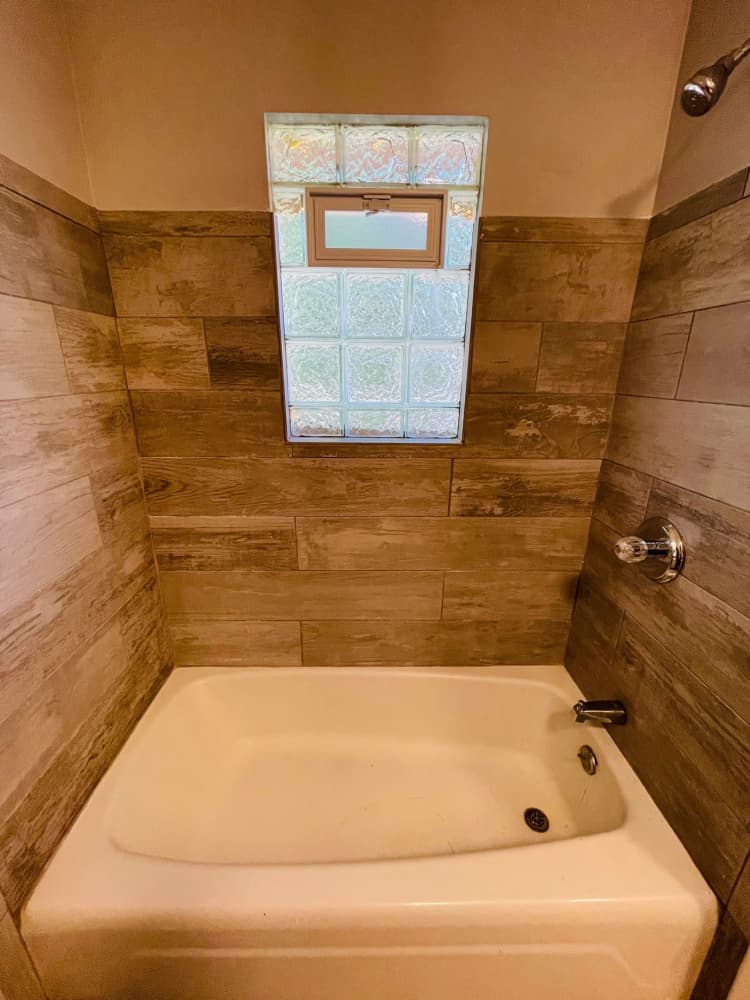 Milwaukee County apartments for rent - image - Shower.jpg