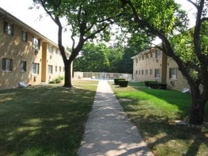 Milwaukee County apartments for rent - image - nw-milwaukee-rivercourt-apartments-courtyard-11.jpg