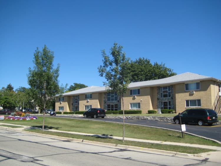 Milwaukee County apartments for rent - image - nw-milwaukee-rivercourt-apartments-exterior-1075-1024x768-1.jpg