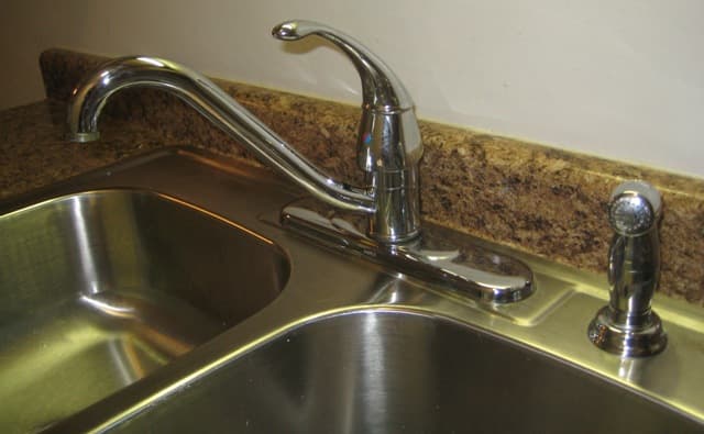 Milwaukee County apartments for rent - image - nw-milwaukee-rivercourt-apartments-kitchen-detail.jpg