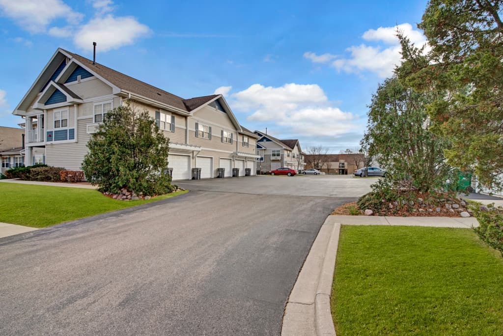 Milwaukee County apartments for rent - Property image - Arbor Ridge - 3