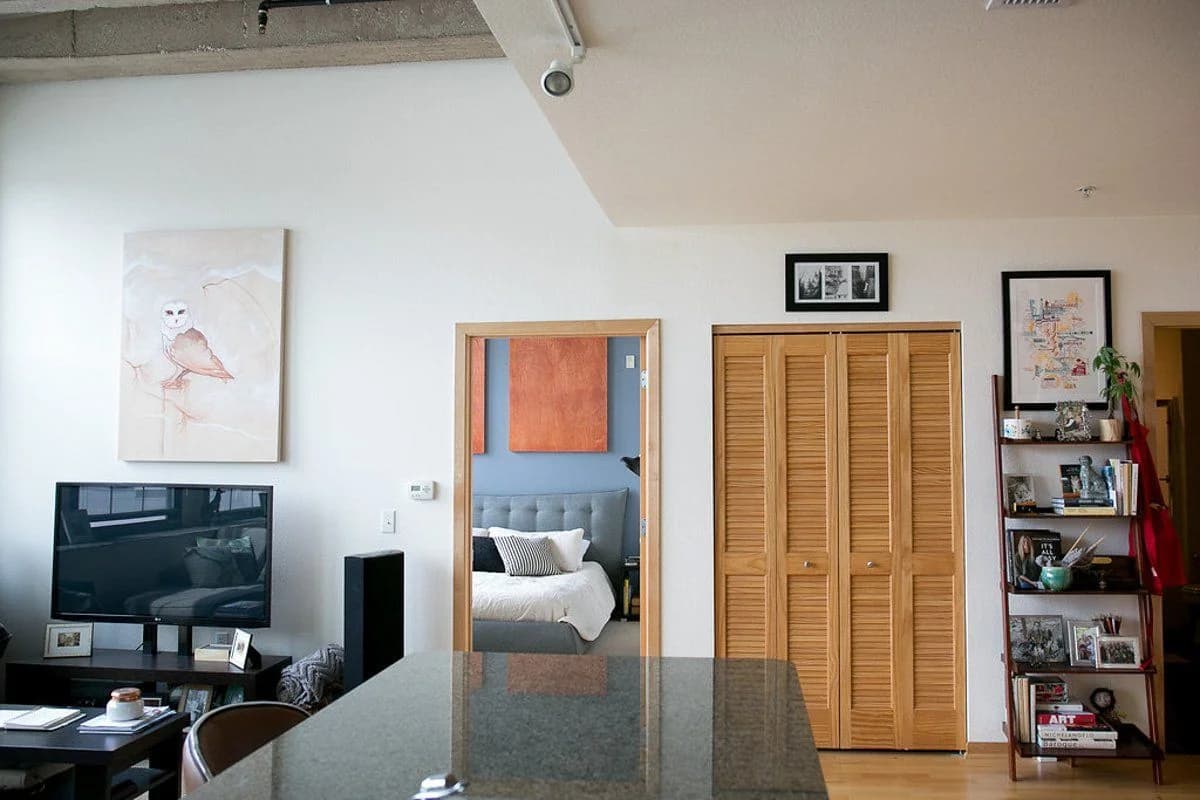 Milwaukee County apartments for rent - image - Bridgeview - Living room.jpg