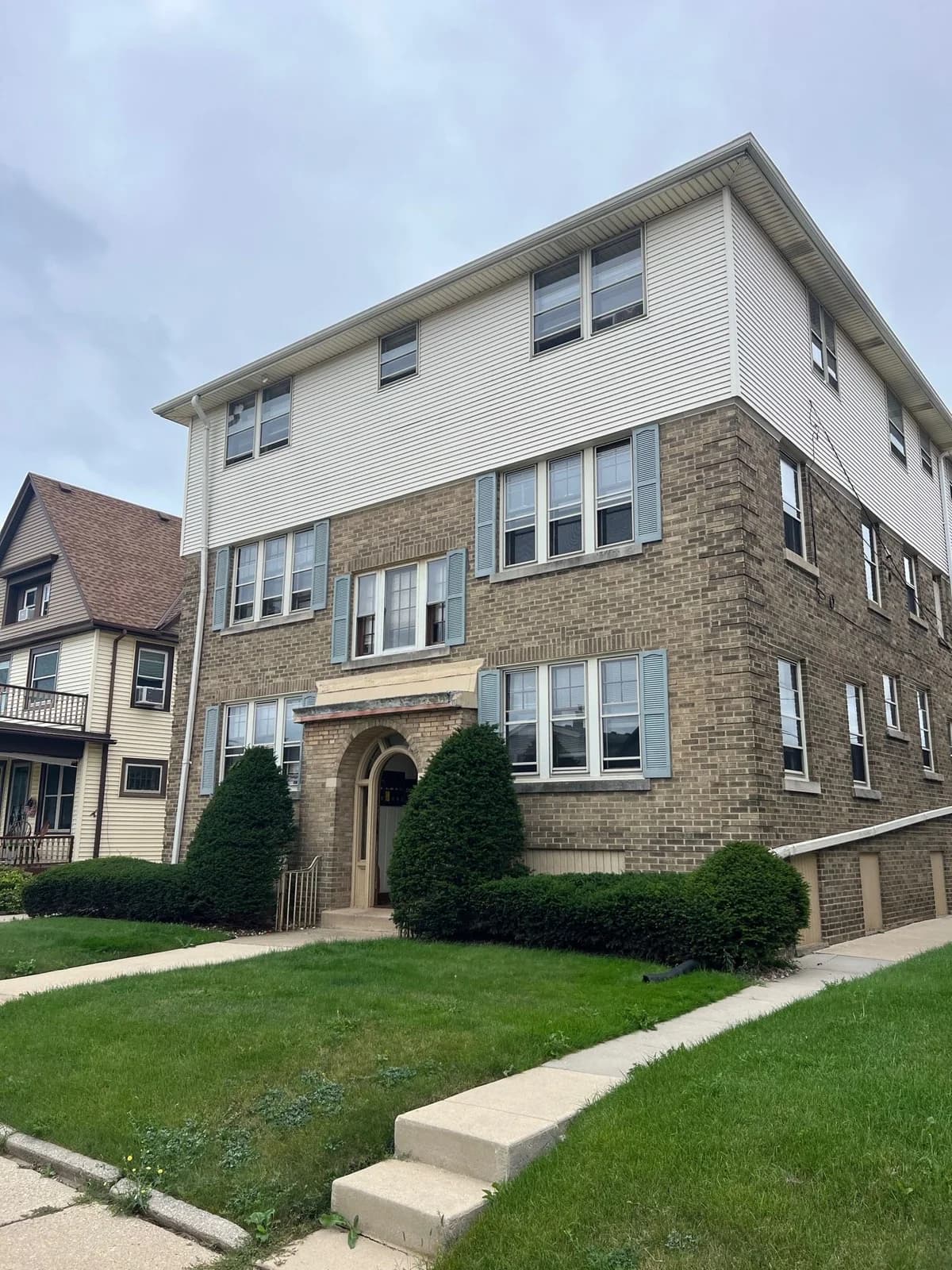 Milwaukee County apartments for rent - Property image - 915 Minnesota Ave. ( 11 Unit) - 2