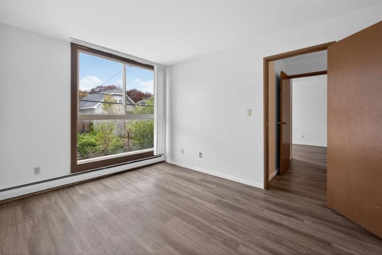 Milwaukee County apartments for rent - image - 3402 Oakland Ave - Room.jpg