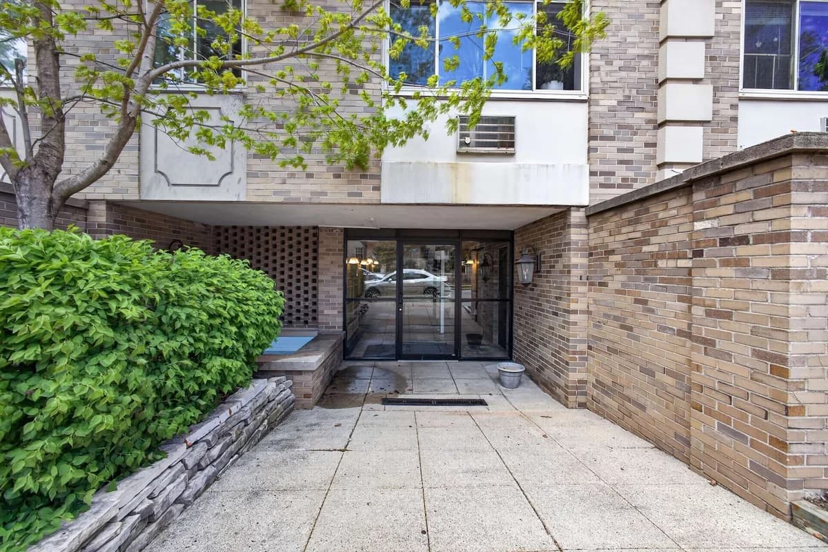 Milwaukee County apartments for rent - Property image - Lake Chateau - 2