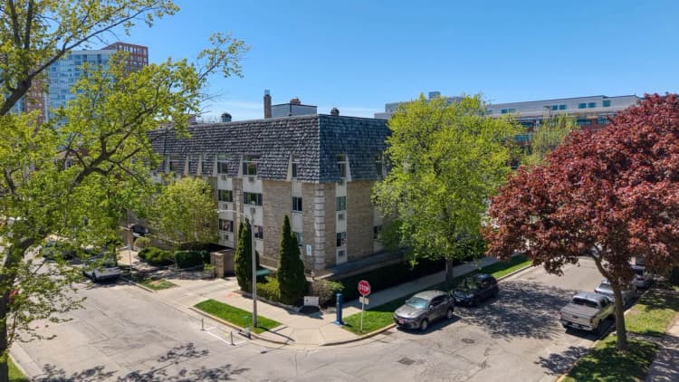 Milwaukee County apartments for rent - image - Lake Chateau - Building.jpg