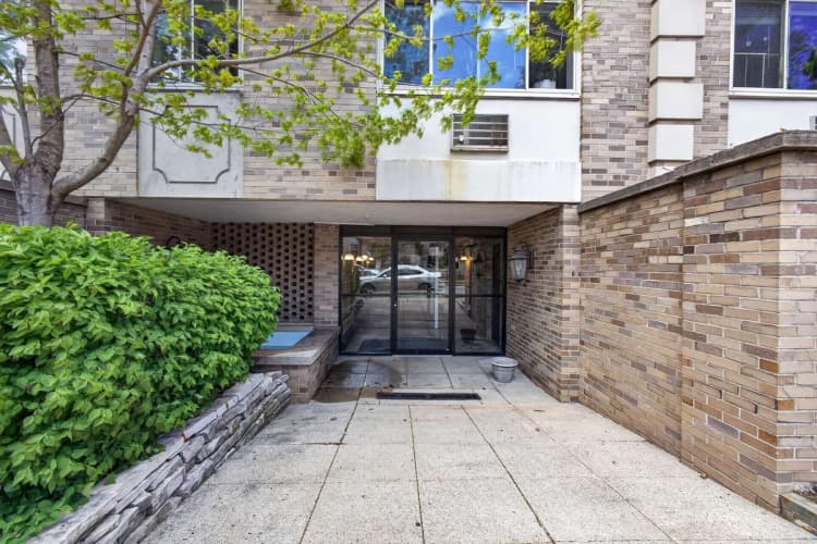 Milwaukee County apartments for rent - image - Lake Chateau - Building Entrance 1.jpg