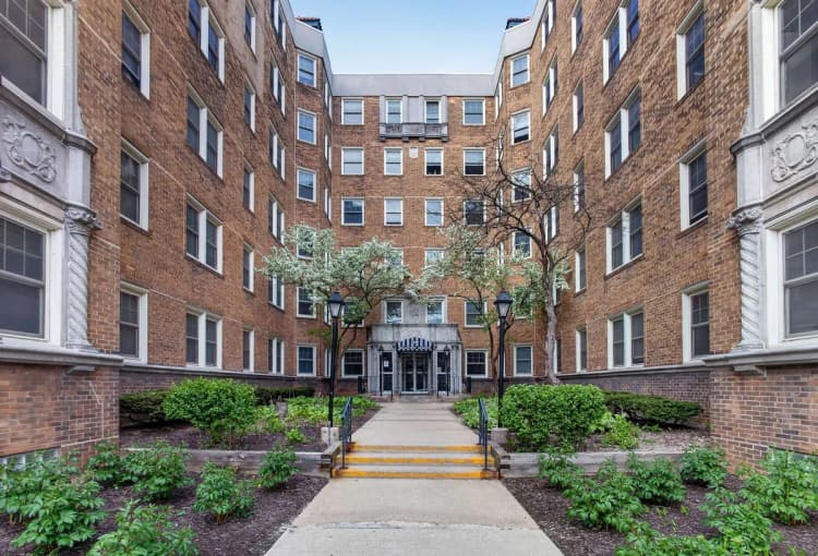 Milwaukee County apartments for rent - image - Belleview Manor - Building 1.jpg