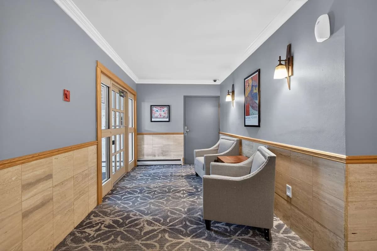 Milwaukee County apartments for rent - image - Webster Place - Foyer.jpg