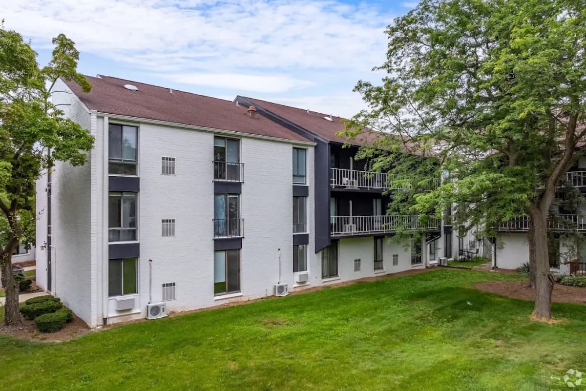 Milwaukee County apartments for rent - image - Sycamore Place - Exterior 1.webp