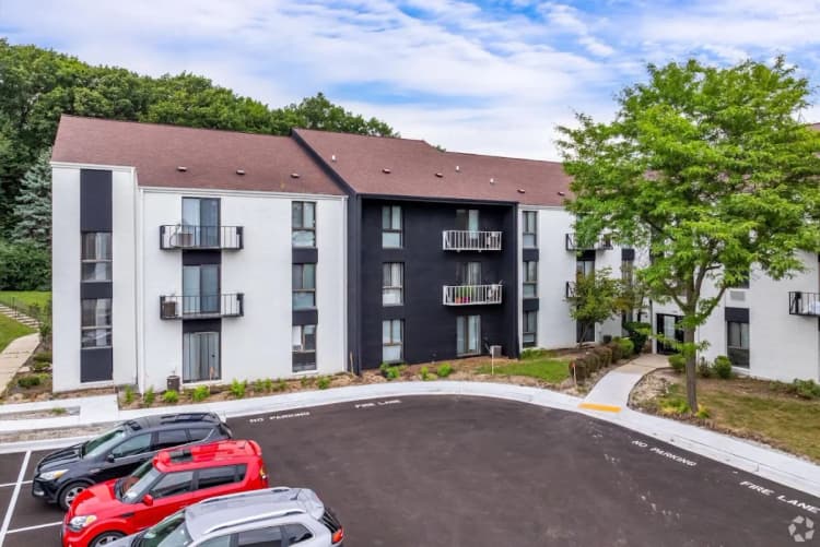 Milwaukee County apartments for rent - image - Sycamore Place - Exterior 8.webp