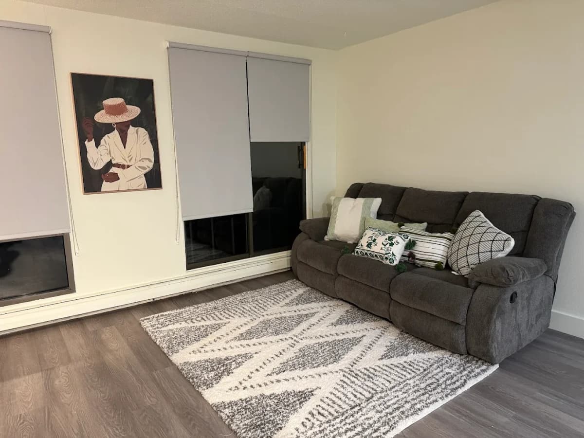 Milwaukee County apartments for rent - image - Sycamore Place - Living Room.webp
