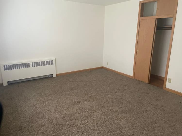 Milwaukee County apartments for rent - image - 5724-5736 living room.JPEG