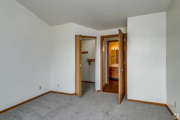 undefined apartments for rent - image - the-gables-apartments-oak-creek-wi-1br-1ba---1015sf (5).jpg