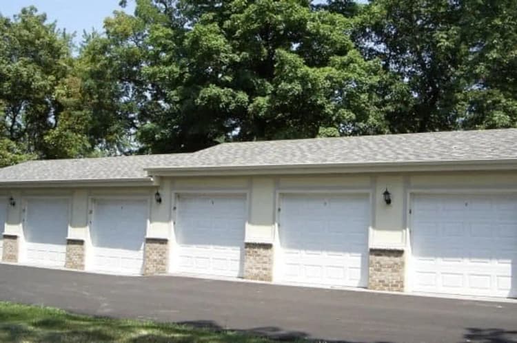 undefined apartments for rent - image - wi-greendale-villageinthepark-p0108216-04-vip-garage-gallery-1-photogallery_orig.jpg