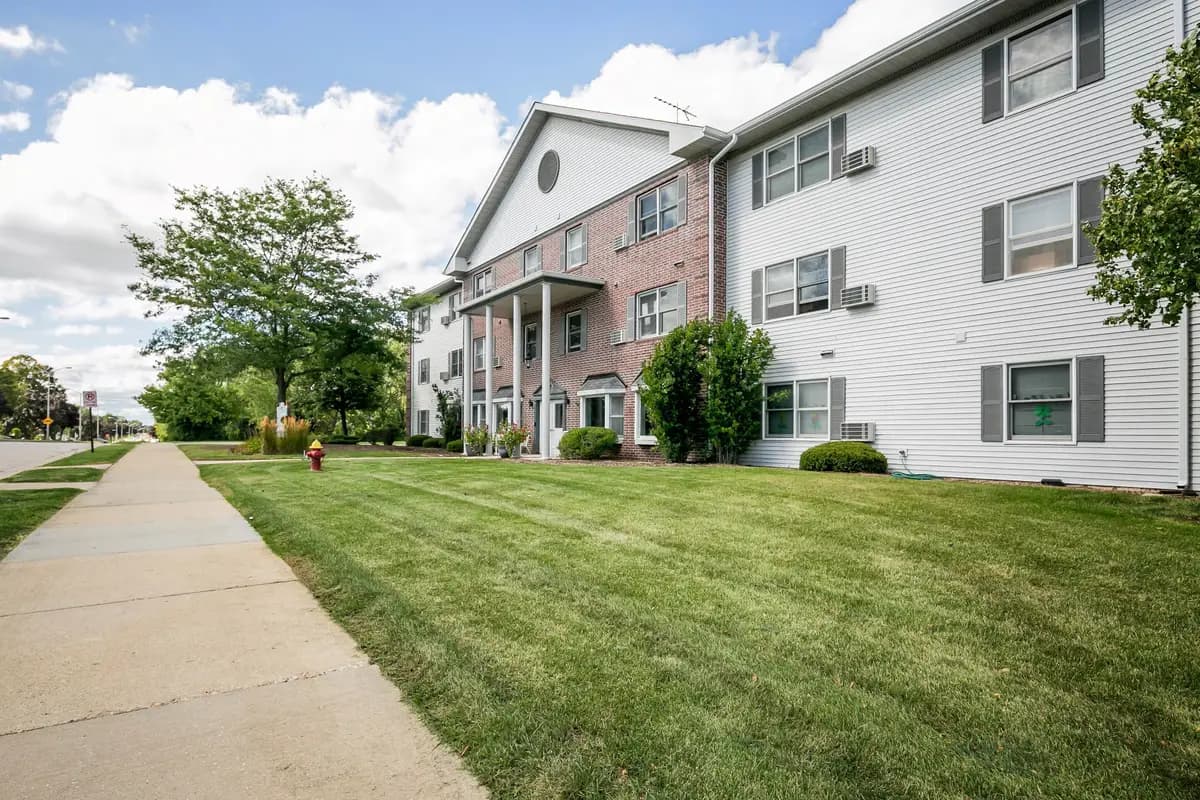 undefined apartments for rent - image - 01_Williamstown_Bay_Cudahy_-_800013.jpg