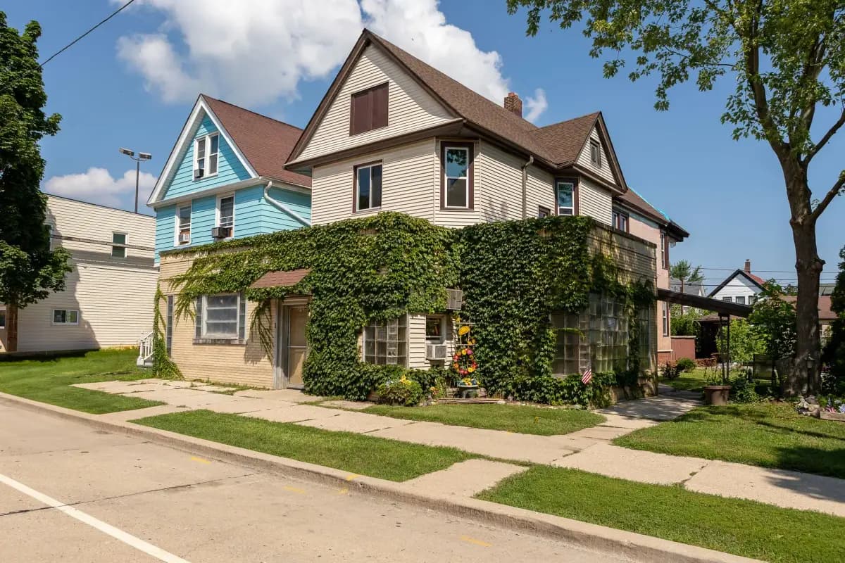 undefined apartments for rent - image - 818_exterior_027-1920w.webp